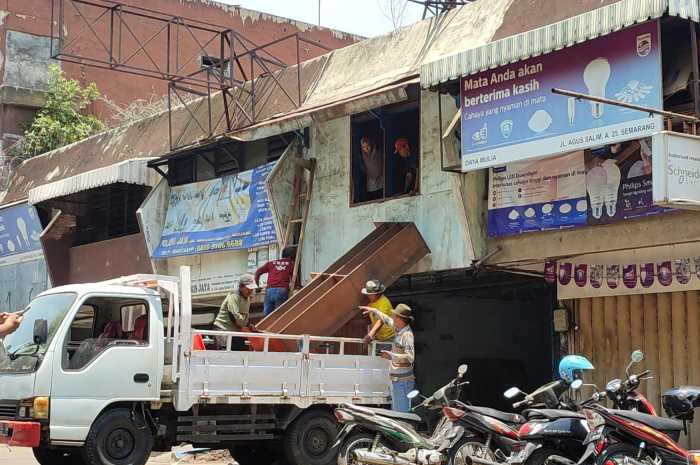 Penghuni ruko mengosongkan secara mandiri isi toko dalam eksekusi Ruko Jurnatan milik PT KAI, Rabu (18/10).