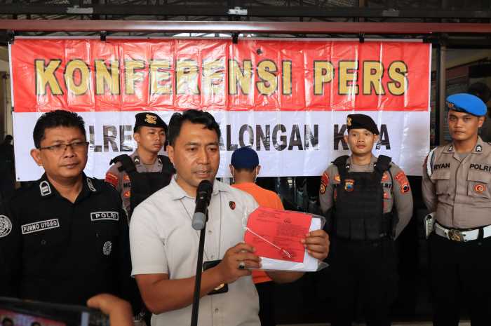 Jajaran Polres Pekalongan Kota saat berikan keterangan penangkapan pelaku penggelapan di toko waralaba Mixue oleh karyawannya Selasa (17/10).