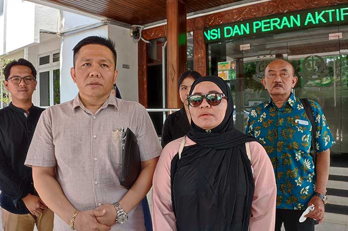Korban penyalahgunaan rekening Whina Whiniyati didampingi kuasa hukumnya saat menghadiri pelimpahan tersangka ke Kejari Kota Semarang Selasa (17/10).
