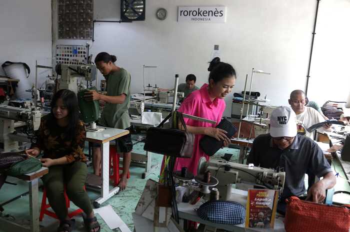 Suasana pembuatan Tas Rorokenes, Senin (16/10).