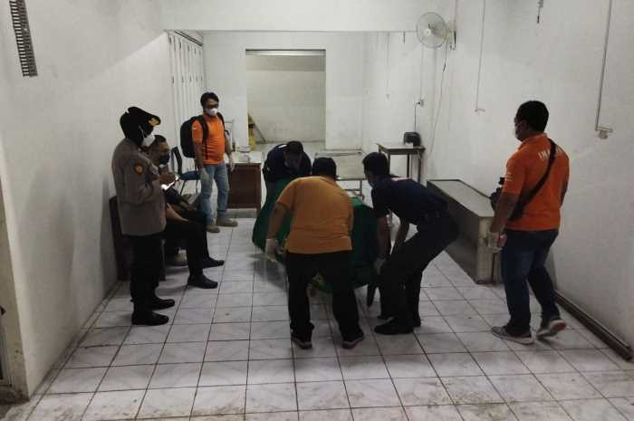 Polisi mengevakuasi jenazah bocah SD diduga  jadi korban kekerasan seksual.