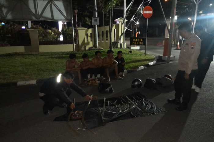 Lima remaja yang kedapatan membawa senjata tajam diamankan oleh petugas.
