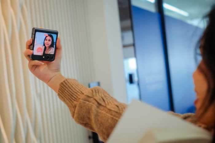Galaxy Z Flip5 menawarkan desain yang telah disempurnakan dengan Flex Hinge premium yang kokoh yang memberikan experience terdepan termasuk saat vlogging