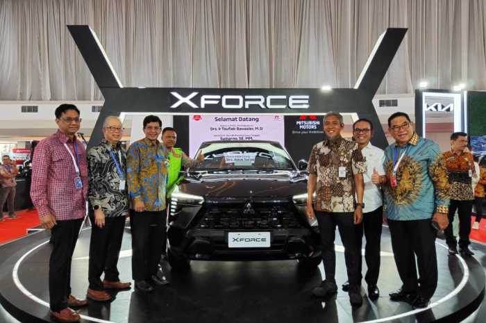 Sekda Jateng Sumarno bersama jajaran Manajemen Mitsubishi memperkenalkan mobil XForce.
