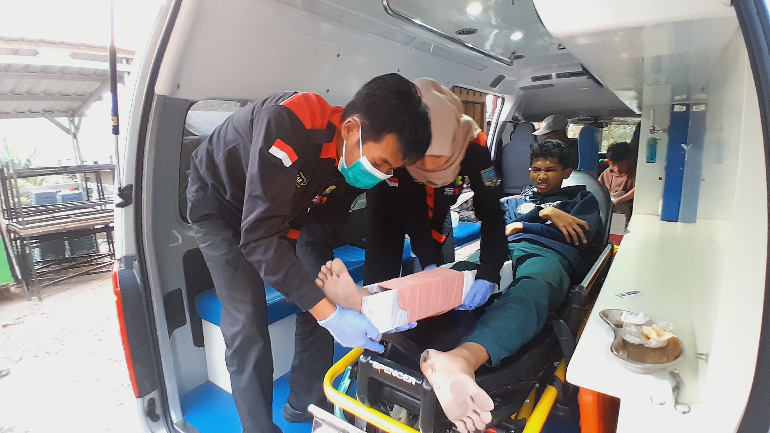 Salah satu korban saat mendapatkan perawatan