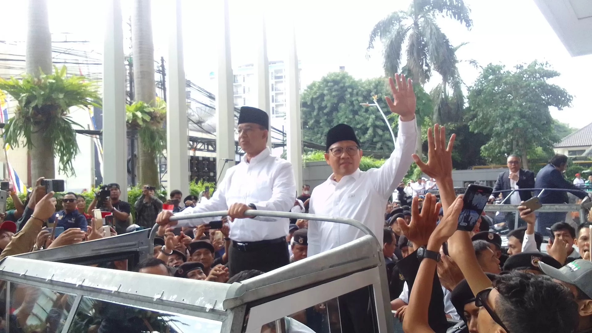 Bacapres dan bacawapres Koalisi Perubahan Anies Baswedan-Muhaimin Iskandar (AMIN) melaju ke Kantor KPU RI di Jalan Imam Bonjol, Menteng, Jakarta Pusat, dengan menggunakan mobil Land Rover putih.