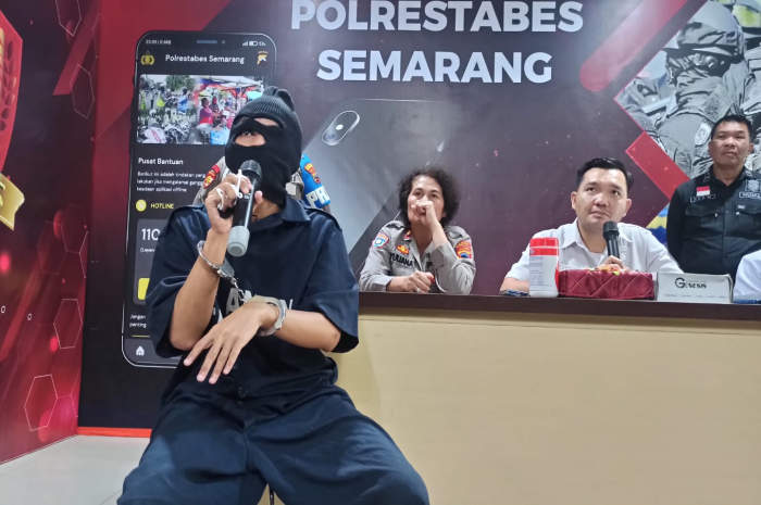 Tersangka Ari saat dihadirkan untuk memberikan keterangan kepada awak media di Mapolrestabes Semarang.