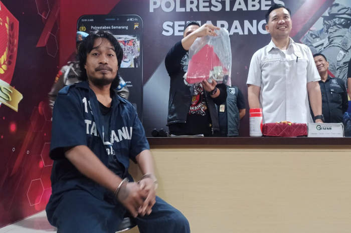 Tersangka saat dimintai keterangan di Mapolrestabes Semarang.