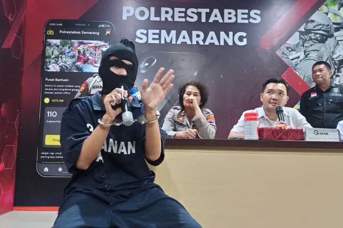 Tersangka Ari saat dihadirkan untuk memberikan keterangan kepada awak media di Mapolrestabes Semarang.