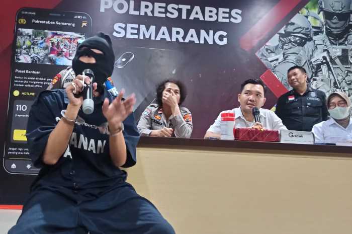 Tersangka Ari saat dihadirkan untuk memberikan keterangan kepada awak media di Mapolrestabes Semarang.
