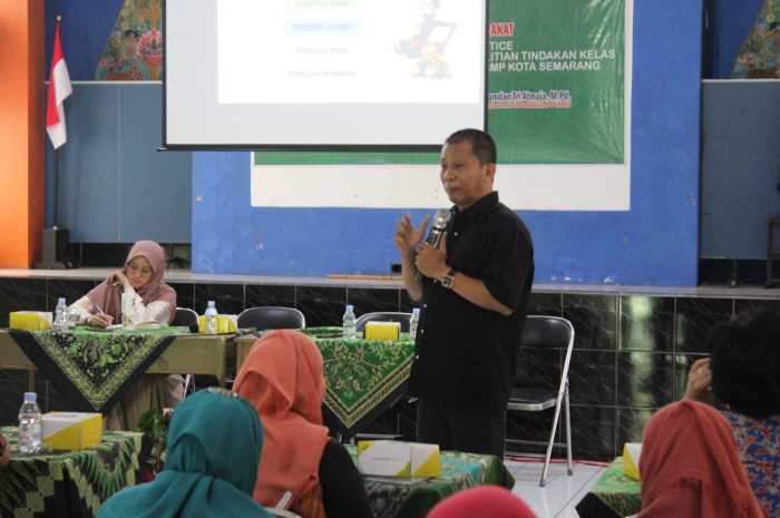 Suasana pelatihan penyusunan best practice dalam pembelajaran IPS berbasis Penelitian Tindakan Kelas (PTK) pada kurikulum merdeka belajar di SMP Kota Semarang di SMP Negeri 22 Semarang, Kamis (19/10).