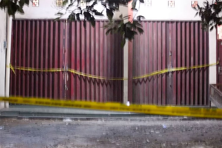 TERTUTUP: Kediaman T, pemilik Hotel Mustika yang diduga jadi korban pembunuhan dipasang garis polisi. (M. NUR SYAHRI MUHARROM/RADAR KUDUS)