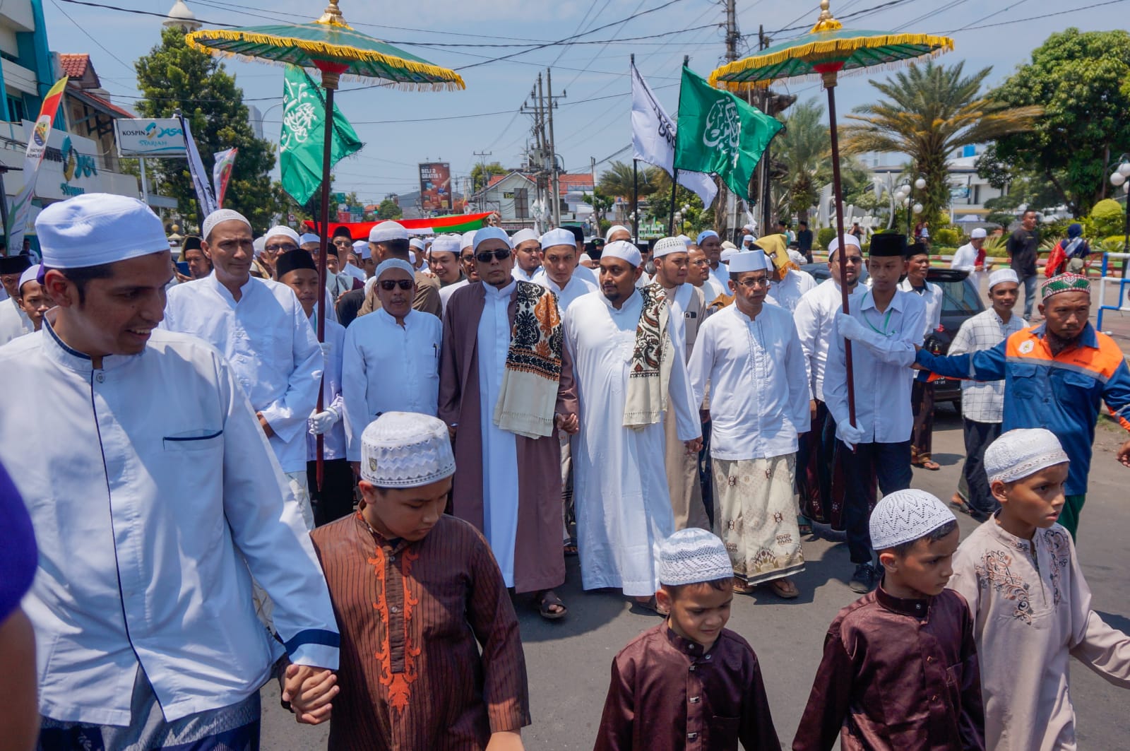 HARI SANTRI: Dewan Pakar PKS Rizal Bawazier saat mengikuti arak-arakan hari santri nasional dan maulid nabi jemaah dikomandai ulama kharismatik Habib Idrus bin Alwy Al Bahr. (istimewa)
