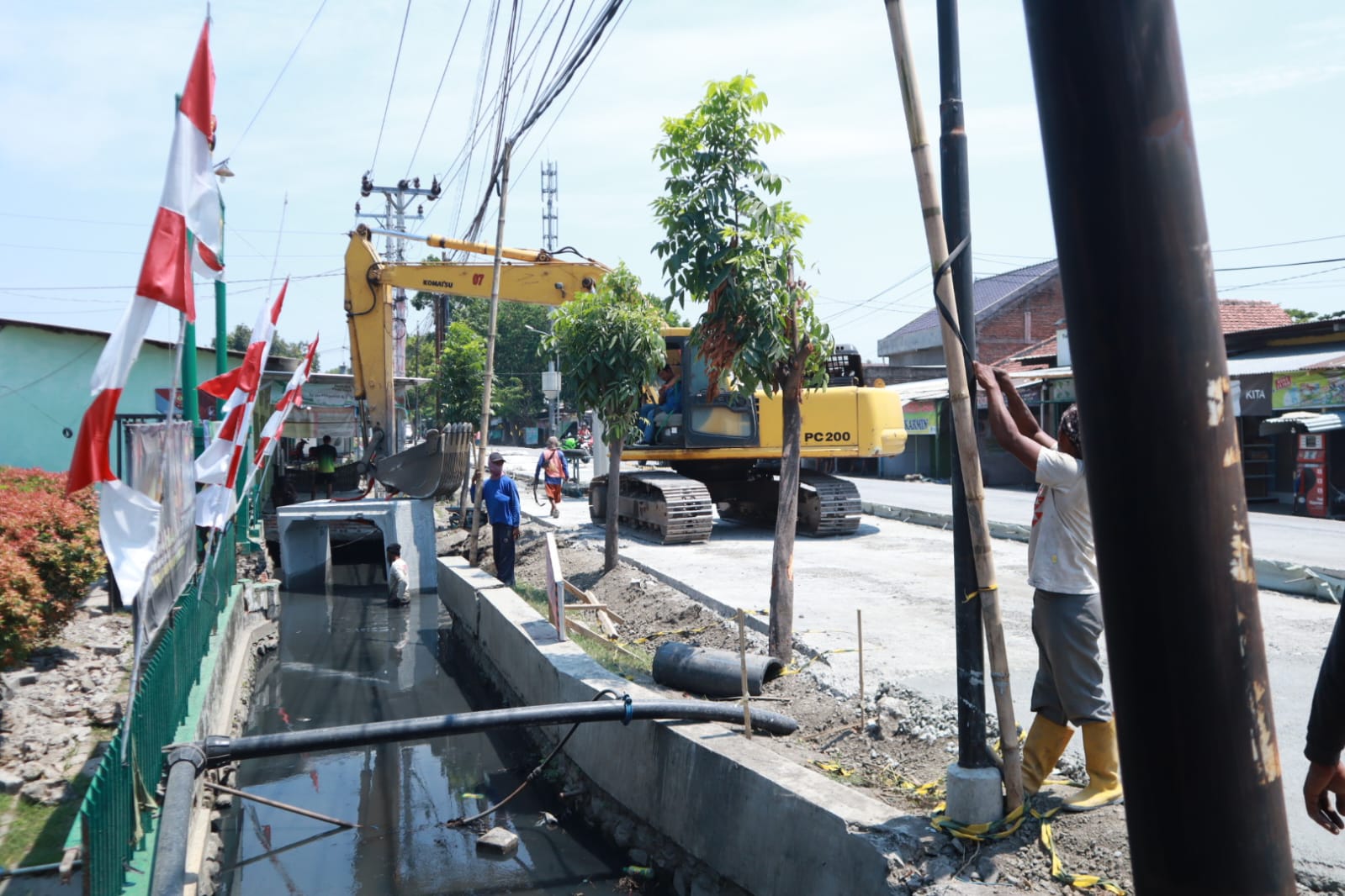 Caption Foto: Proses pembangunan jalan dan drainase di Jalan Hasanusin, Kota Semarang. (Ist)