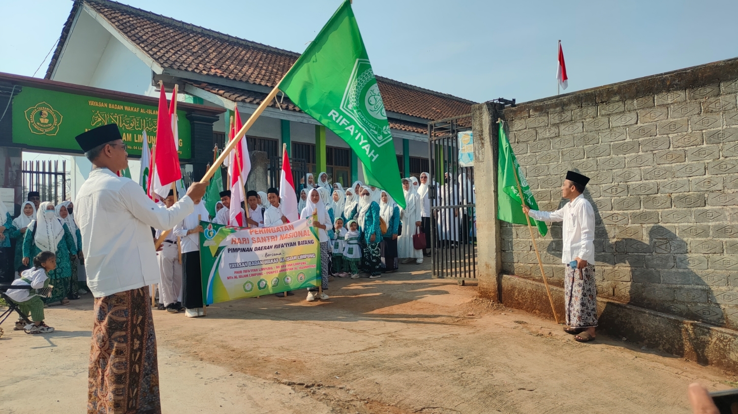 KIRAB HSN: Suasana kirab Hari Santri Nasional oleh santri Rifaiyah di Yayasan Al-Islam Limpung. (Riyan Fadli/Jawa Pos Radar Semarang)