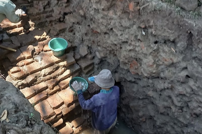 STRUKTUR CANDI : Proses ekskavasi ketiga Candi Boto Tumpang di Desa Karangsari, Rowosari Jumat (20/10). (DEVI KHOFIFATUR RIZQI/ JAWA POS RADAR SEMARANG)