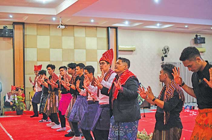 Anak-anak muda asal suku Karo yang ada di Semarang menarikan Guro-guro Aron.