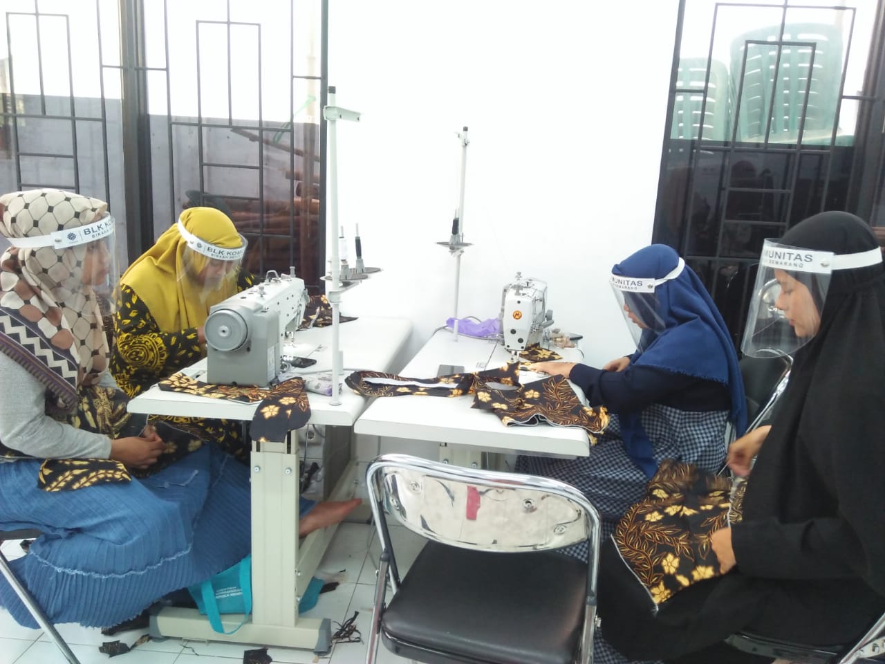 ASAH KETERAMPILAN: Santri Ponpes Al Insap Kabupaten Pekalongan saat fokus berlatih mengasah keterampilan konfeksi.