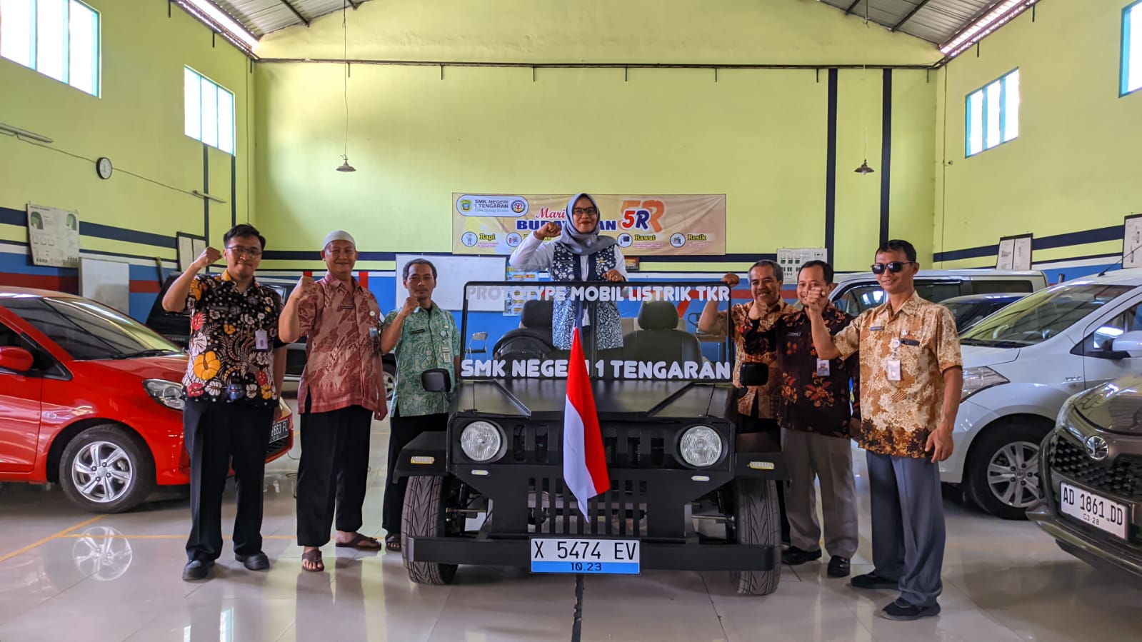 Kepala SMK Negeri 1 Tengaran dan guru pendamping berfoto di prototipe mobil listrik karya unggulan
