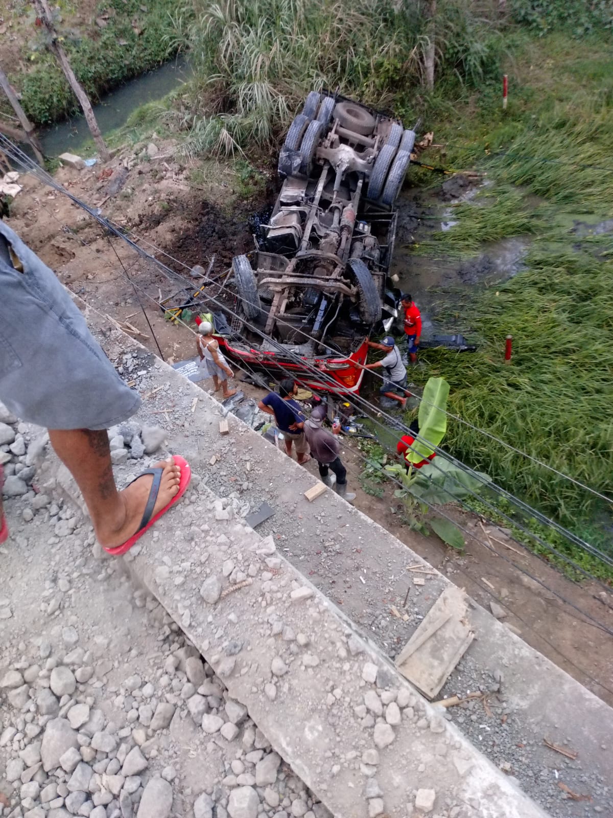 Kondisi truk tangki setelah terlibat kecelakaan beruntun dan terjun ke jurang