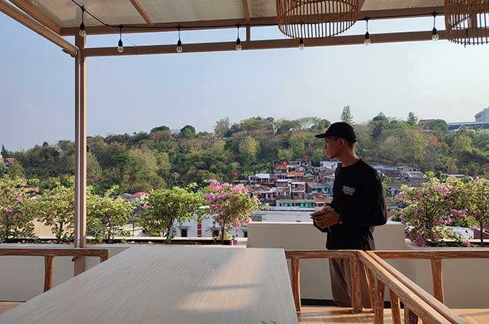 Menyuguhkan berbagai fasilitas dan tempat unik, ada outdoor dan indoor hingga rooftop dengan pemandangan Kota Semarang.