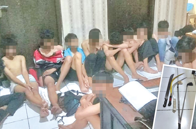 Para remaja yang diduga akan tawuran saat diamankan di Polsek Candisari Jumat (20/10) malam. Sejumlah senjata tajam yang akan digunakan untuk tawuran.