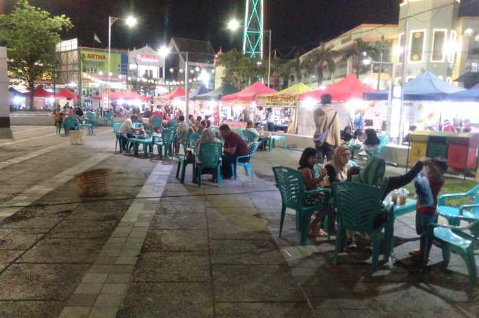 Kuliner Kauman yang dibuka setiap weekend selalu ramai pengunjung karena merupakan pusat kuliner halal di Kota Semarang.