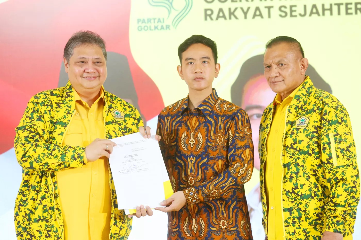 Ketua Umum Partai Golkar Airlangga Hartarto (kiri) didampingi Sekjen Lodewijk Freidrich Paulus (kanan) menyerahkan surat keputusan Rapimnas ke-2 Partai Golkar kepada Walikota Solo Gibran Rakabuming