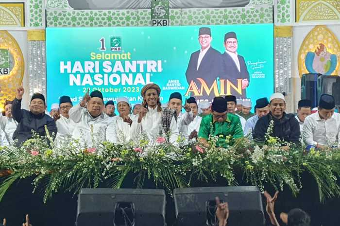 Wakil Ketua Komisi XI DPR RI Fraksi PKB Drs H Fathan Subchi didampingi Caleg DPRD Provinsi Jateng Ulil Albab, Ketua DPC PKB H Zayinul Fata salawatan bersama Gandrung Nabi di lapangan Desa Raji
