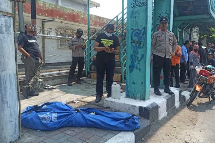 Seorang pria ditemukan tewas diduga jatuh dari jembatan penyeberangan jalan jenderal sudirman Semarang Selasa (24/10/2023)