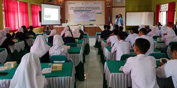 EDUKASI MANFAAT LISTRIK : Manager ULTG Tegal Andi Artha Kusuma hadir sebagai pengajar pada program PLN Mengajar di SMKN 1 Pemalang yang berlokasi di Jalan Gatot Subroto Pemalang.