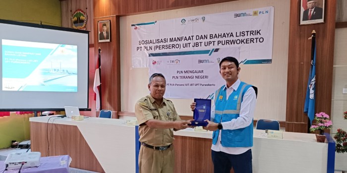 EDUKASI MANFAAT LISTRIK : Manager ULTG Tegal Andi Artha Kusuma hadir sebagai pengajar pada program PLN Mengajar di SMKN 1 Pemalang yang berlokasi di Jalan Gatot Subroto Pemalang.
