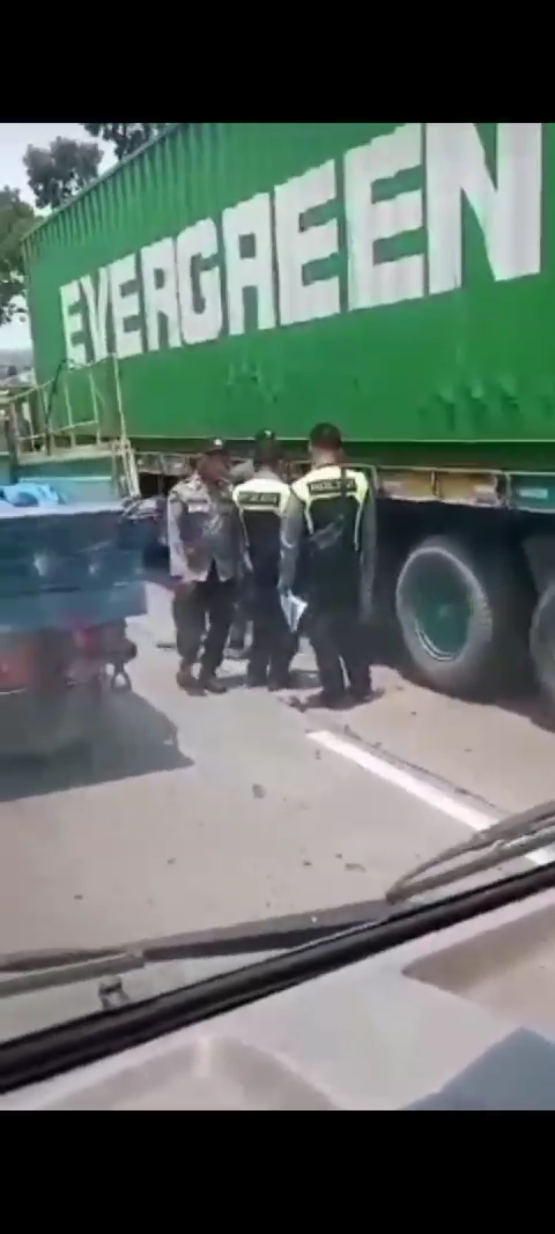 Tangkapan layar video saat kecelakaan terjadi dan korban berada di kolong truk kontainer