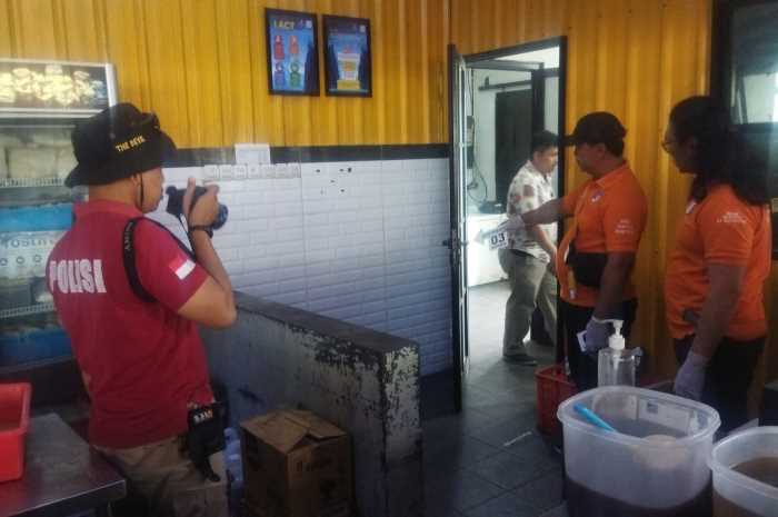 Polisi saat melakukan olah tempat kejadian perkara di Mie Gacoan Jalan Pamularsih Senin (23/10). M HARIYANTO/JAWA POS RADAR SEMARANG