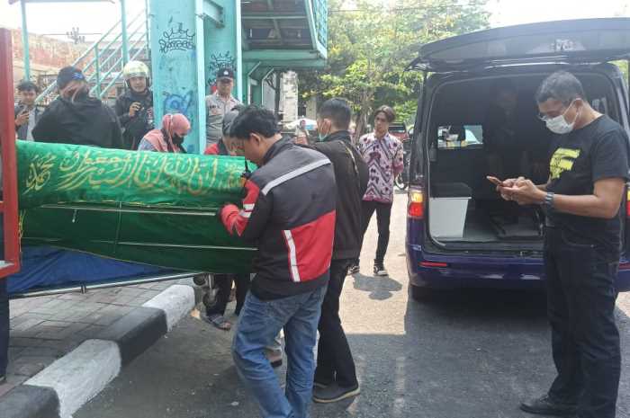 Seorang pria ditemukan tewas diduga jatuh dari jembatan penyeberangan jalan jenderal sudirman Semarang Selasa (24/10/2023)