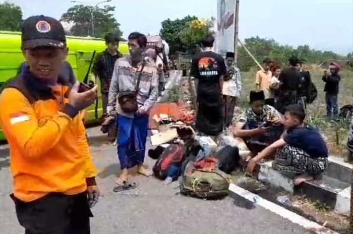 Sejumlah santri yang mengalami luka mendapat perawatan usai bus yang mereka tumpangi terguling di Jalan Lingkar Salatiga Selasa (24/10/2023).
