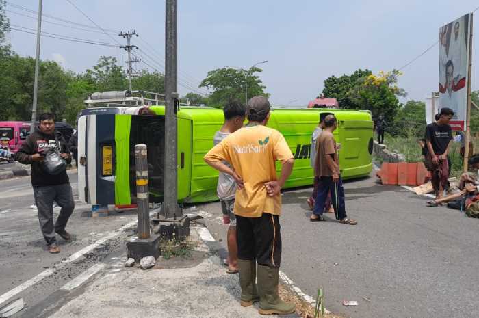 Sebuah minibus berwarna hijau dengan plat nomor K 7806 Q C  terguling di Jalan Lingkar Salatiga (JLS) tepatnya di turunan Salib Putih, Selasa (24/10/2023).