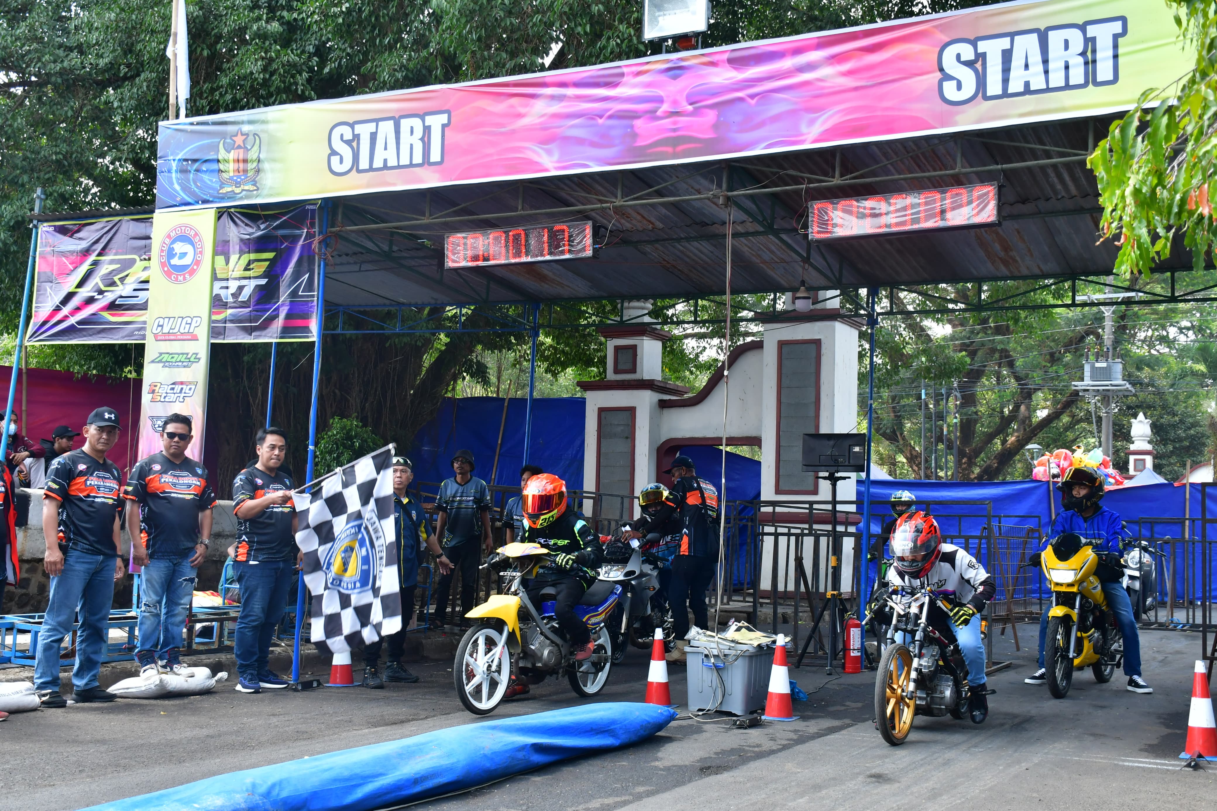 OTOMOTIF: Sekda Kabupaten Pekalongan Yulian Akbar saat membuka gelaran Rookie Dragbike 2023 di sirkuit non permanen, kawasan Alun-Alun Kajen, Minggu (22/10)