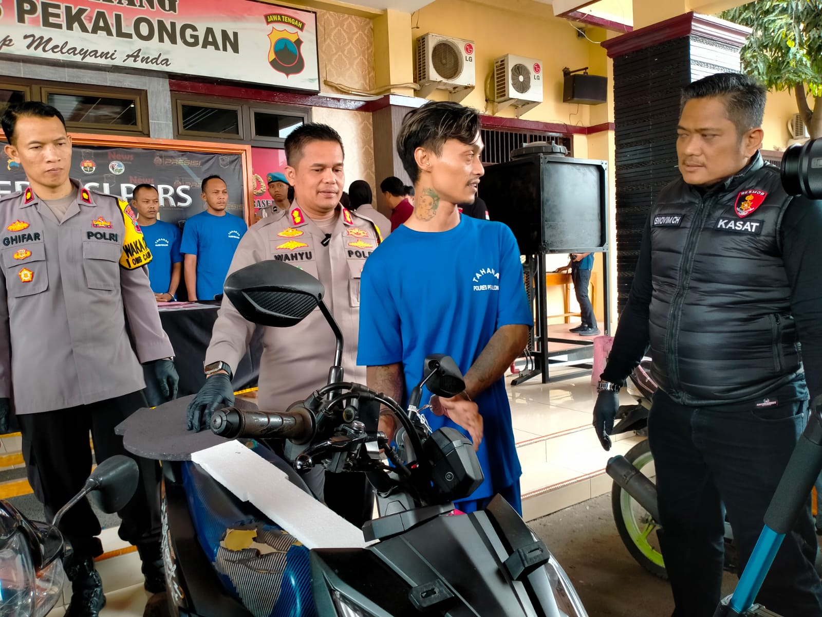 KRIMINAL: Pelaku saat diminta menjelaskan aksinya mencuri sepeda motor, dalam ungkap kasus di Polres Pekalongan, Selasa (24/10)