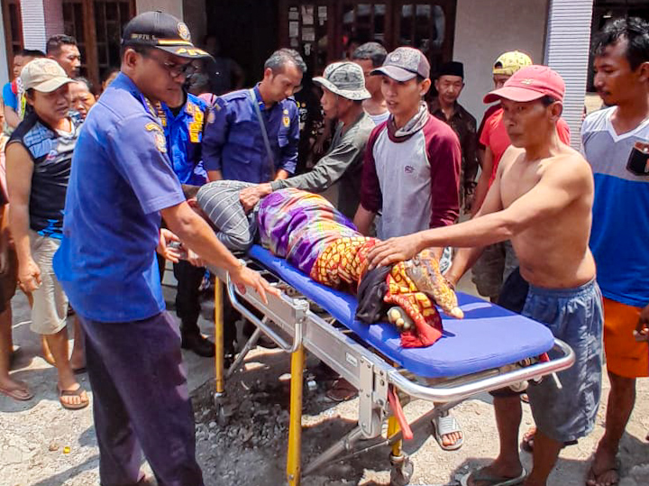 Petugas Damkar dan warga setempat menbantu evakuasi korban dan melarikan ke rumah sakit