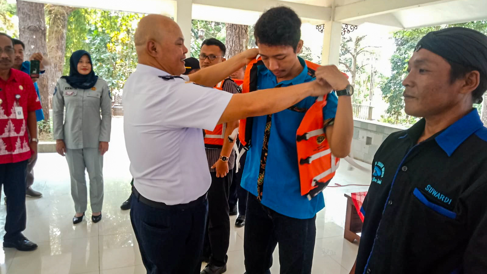 Sekdin Dishub Kabupaten Semarang menyerahkan langsung bantuan life jacket kepada operator perahu wisata Rawa Pening