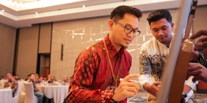 DEKLARASI INTEGRITAS : Senior Manager Perencanaan PLN UIT JBT, Rahmat, melakukan penandatanganan deklarasi integritas PLN UITJBT.
