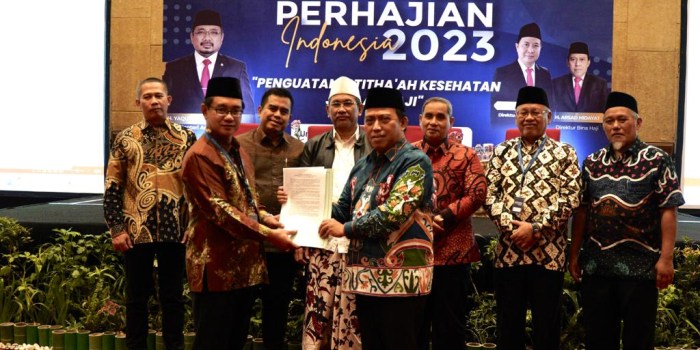 TINGKATKAN PELAYANAN HAJI : KH Afifuddin Haritsah menyerahkan sembilan rekomendasi Mudzakarah Perhajian Indonesia 2023 kepada Direktur Bina Haji dan Umrah Kemenag Arsad Hidayat di Yogyakarta.