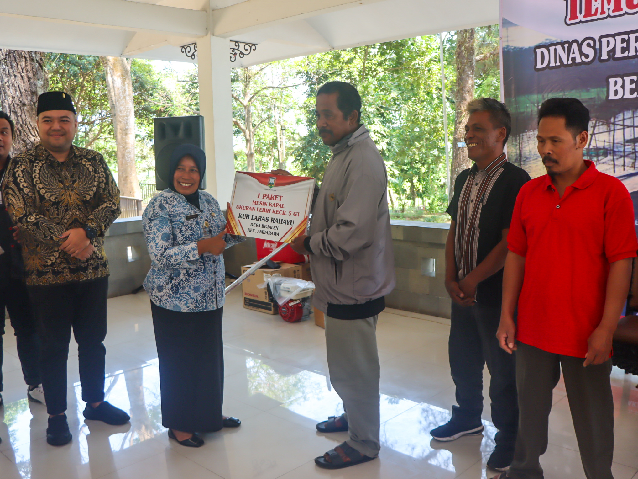 Sekdin Dipertanikap Kabupaten Semarang menyerahkan langsung bantuan kepada penerima