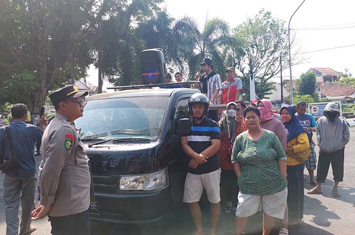 Beberapa pedagang sayuran menyampaikan aspirasinya saat aksi demo di depan Pendopo kemarin.