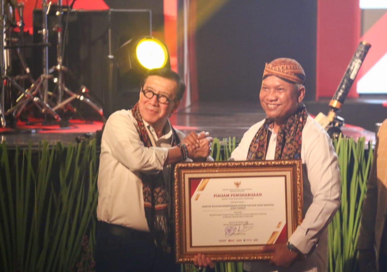 Kepala Kanwil Kemenkumham Jateng,Tejo Harwanto menerima Piagam penghargaan dari Menkumham pada acara Penutupan Tahun Tematik Merek 2023 dan Pencanangan Tahun Tematik Indikasi Geografis 2024,