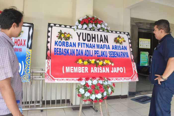 Member arisan online Japo mengirimkan karangan bunga agar terdakwa YPM dibebaskan.&nbsp; Bandar Arisan Online Japo Divonis Lepas.