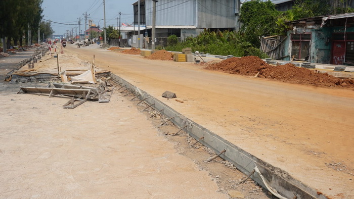PEMBANGUNAN &ndash; Pekerja proyek saat mulai membangun akses menuju Objek Wisata TWL, agar terbebas rob.