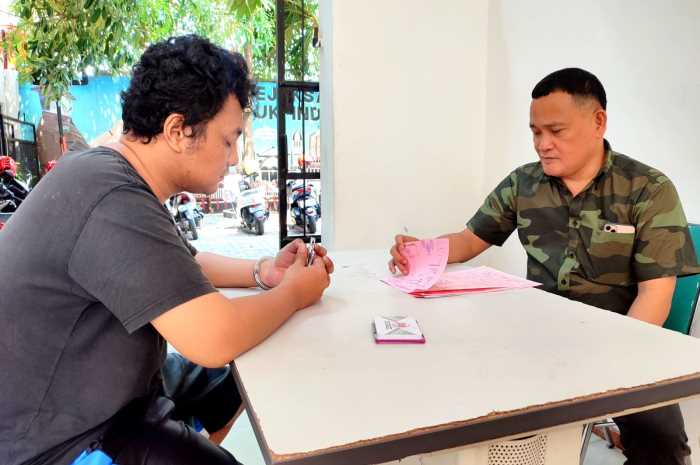 Tersangka dan barang bukti kasus pembunuhan supir taksi online dengan tersangka Baghastian Wahyu Kisara dilimpahkan ke Kejaksaan Negeri Kota Semarang, Jumat (27/10).&nbsp;