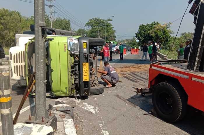 Truk boks terguling setelah mengalami rem blong di Jalan Lingkar Salatiga Jumat (27/10/2023). Dhinar Sasongko/Jawa Pos Radar Semarang